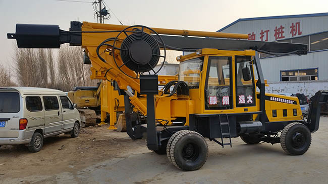 草莓视频污污污小型轮式旋挖机侧面实拍