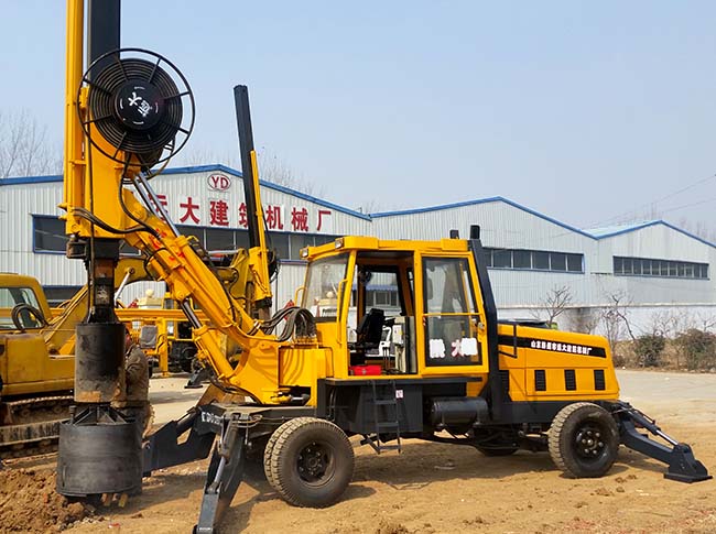 小型轮式旋挖机，适合于房屋建筑、道路桥梁施工和建筑工地使用